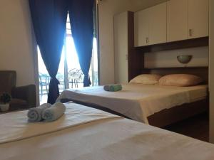 Ένα ή περισσότερα κρεβάτια σε δωμάτιο στο Apartments by the sea Cove Mala Pogorila, Hvar - 8952