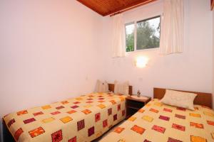 Postel nebo postele na pokoji v ubytování Apartments by the sea Prigradica, Korcula - 9140
