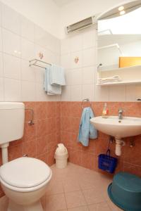 ムリニにあるApartment Mlini 8970bのトイレと洗面台付きのバスルーム +14枚の写真