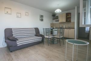 un soggiorno con divano e tavolo di Apartments with a parking space Rukavac, Vis - 8898 a Vis