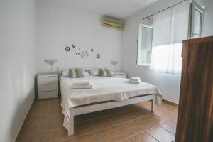una camera bianca con un letto e una finestra di Apartments with a parking space Rukavac, Vis - 8898 a Vis