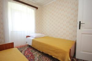 トルステノにあるApartments with WiFi Trsteno, Dubrovnik - 9015のベッドルーム1室(ベッド2台付)、窓、ドアが備わります。