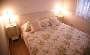 En eller flere senger på et rom på Apartments by the sea Sevid, Trogir - 9125
