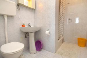 La salle de bains est pourvue de toilettes et d'un lavabo. dans l'établissement Apartments and rooms by the sea Molunat, Dubrovnik - 8964, à Gruda
