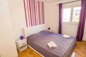 una camera da letto con un letto e due asciugamani di Apartments with a parking space Split - 8925 a Spalato (Split)