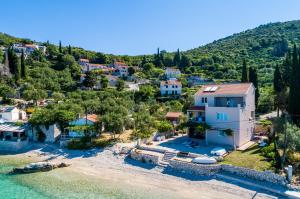 - une vue aérienne sur une maison sur la plage dans l'établissement Apartments by the sea Sladjenovici, Dubrovnik - 9012, à Slano
