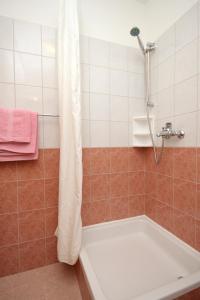 y baño con ducha y bañera blanca. en Apartments for families with children Mlini, Dubrovnik - 8970 en Mlini
