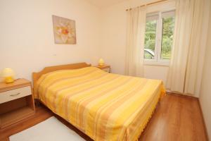 Habitación pequeña con cama y ventana en Apartments for families with children Mlini, Dubrovnik - 8970 en Mlini