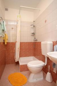 y baño con aseo, bañera y lavamanos. en Apartments for families with children Mlini, Dubrovnik - 8970 en Mlini