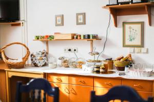 una cocina con una barra con comida. en Vila Romana en Kranjska Gora