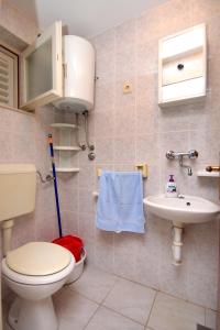 een badkamer met een toilet en een wastafel bij Apartment Prigradica 9141b in Blato
