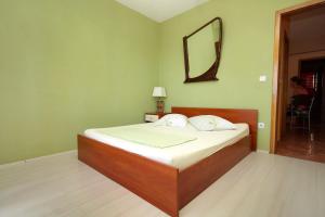 Postel nebo postele na pokoji v ubytování Apartments with a parking space Makarska - 9129