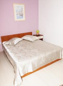 Posteľ alebo postele v izbe v ubytovaní Apartments with parking spaces Makarska - 9129