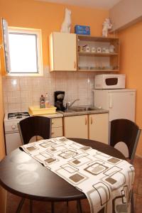 Kuchyňa alebo kuchynka v ubytovaní Apartments with parking spaces Makarska - 9129