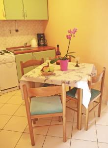 Kuchyňa alebo kuchynka v ubytovaní Apartments with parking spaces Makarska - 9129