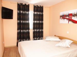 Posteľ alebo postele v izbe v ubytovaní Apartments with parking spaces Makarska - 9129