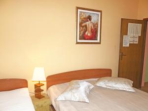 Posteľ alebo postele v izbe v ubytovaní Apartments with parking spaces Makarska - 9129