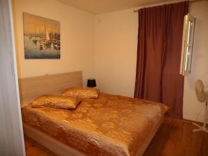 Posteľ alebo postele v izbe v ubytovaní Apartments with parking spaces Makarska - 9129