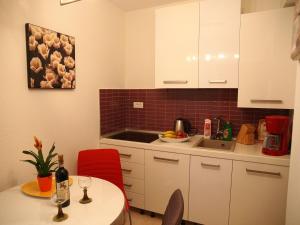Kuchyňa alebo kuchynka v ubytovaní Apartments with parking spaces Makarska - 9129