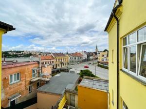 Nespecifikovaný výhled na destinaci Třebíč nebo výhled na město při pohledu z apartmánu