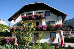 un edificio con dei fiori sul lato di Vila Romana a Kranjska Gora