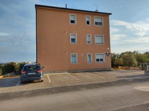 une voiture garée sur un parking devant un immeuble dans l'établissement Apartment Zlatko, à Rovinj