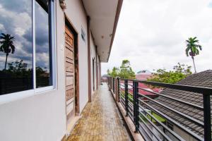 uma varanda com vista para a rua em SPOT ON 91598 Oklahoma Homestay Syariah em Pekanbaru