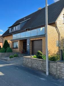 a brick house with a garage in front of it at Ferien-Whg Stünkel nahe Steinhuder Meer mit Garten und Balkon in Steinhude
