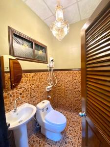 ภูมินทร์โฮมน่าน في نان: حمام مع مرحاض ومغسلة وثريا