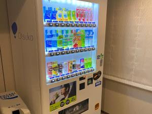 una nevera con diferentes tipos de bebidas en Hotel Rilassare Tokyo en Tokio