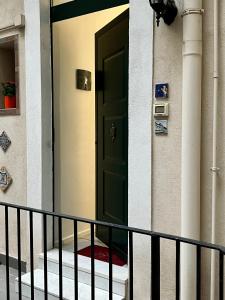 a green door on the side of a building at CiuriCiuri Home Appartamento storico nel centro di Catania in Catania