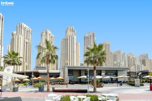 Pemandangan umum bagi Dubai atau pemandangan bandar yang diambil dari apartmen