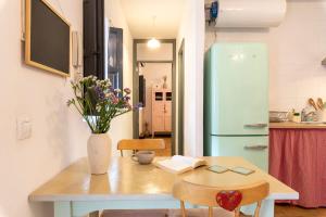 una cocina con una mesa con un jarrón de flores. en Andalusian Courtyard, en Sevilla