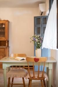 セビリアにあるAndalusian Courtyardのテーブル(椅子2脚付)と花瓶