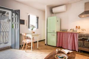 セビリアにあるAndalusian Courtyardのキッチン(緑の冷蔵庫、テーブル付)
