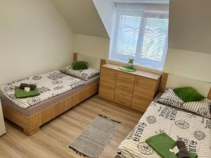 Llit o llits en una habitació de Ubytování nad sklípkem v Šatově