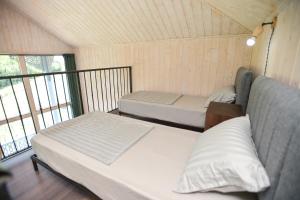 Postel nebo postele na pokoji v ubytování Chateau Vartsikhe