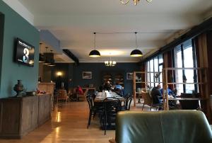 Televiisor ja/või meelelahutuskeskus majutusasutuses Hotel Stancia Kazbegi - City Center
