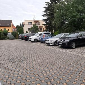 Une rangée de voitures garées sur un parking dans l'établissement garni Hotel S.O.G.* * *, à Trenčín