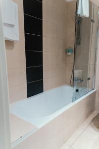Koupelna v ubytování Mayfair Hotel