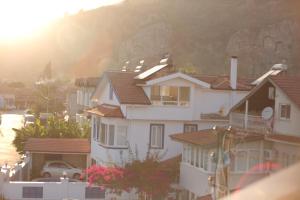 un groupe de maisons en face d'une montagne dans l'établissement Villa Verdi, à Dalyan