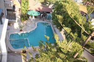 uma vista superior de uma piscina num resort em Villa Verdi em Dalyan