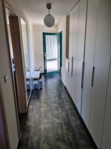 un couloir avec une porte menant à une chambre avec une table dans l'établissement Kuća za odmor MUŠKAT, à Štrigova