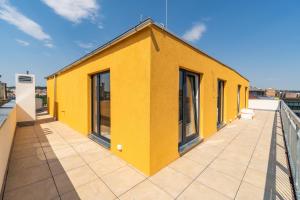 żółty budynek na dachu budynku w obiekcie One bedroom penthouse apartment # 82 in the brand new building close to the city center with free parking w Pradze +6 zdjęć