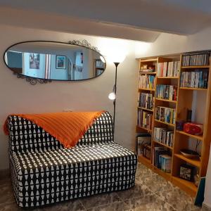 - un salon avec un canapé et un miroir dans l'établissement Casa de las Flores - a picture perfect location!, à El Gastor