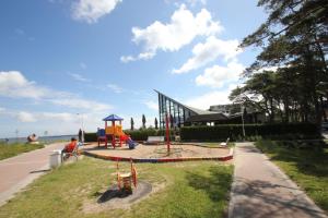 ein Park mit einem Spielplatz mit Rutsche in der Unterkunft Strandvilla Böck FeWo 10 strandnah, Balkon, Meerblick in Glowe