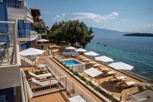 uma vista para um resort com uma piscina, cadeiras e guarda-sóis em Greek Beach House B2 Lefkada em Nydri