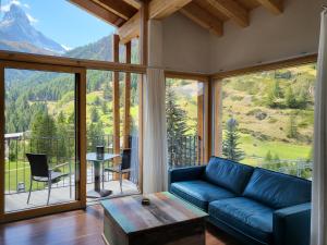 uma sala de estar com um sofá e vista para uma montanha em House Mojo em Zermatt