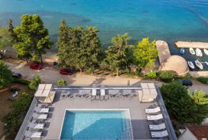 - une vue aérienne sur un complexe avec une piscine dans l'établissement La Vista Suites, à Zadar