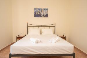 A bed or beds in a room at Afroditi Holiday Home - Yellow Apartment